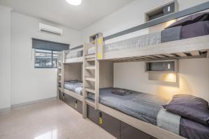 因尼斯费尔Alberts Est 2017的配有两张双层床的客房