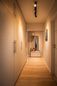 布加勒斯特Irene Central - Cozy house- 2 rooms的走廊上设有木地板和橱柜