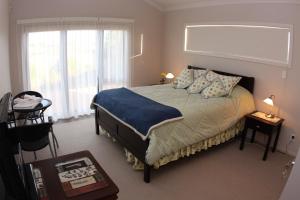 新普利茅斯里士满农场旅馆的一间卧室设有一张大床和一个窗户。