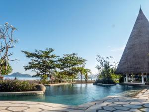纳闽巴霍Sudamala Resort, Komodo, Labuan Bajo的度假酒店的游泳池