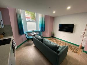 卡迪夫Aaron Wise - 51 Fitzhamon Apartments的带沙发和电视的客厅