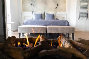 Castellote卡斯特略特酒店的一间卧室配有一张床,壁炉前设有壁炉