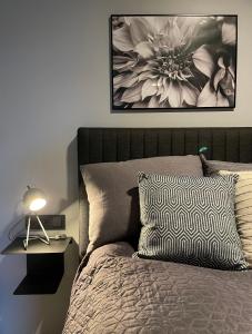 阿克雷里Arctic Loft Apartments的卧室配有一张挂着花卉图案的床。