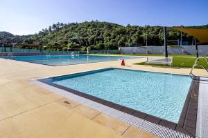 BescanóCASA NÚRIA con Piscina pública y solarium的大楼内的大型游泳池