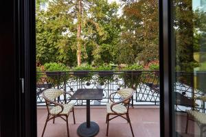 弗尔尼亚奇卡矿泉镇A Hoteli - Hotel Park的美景阳台配有桌椅