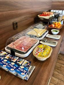 马达伯乐斯拉夫姆拉达博莱斯拉夫运动酒店的自助餐,包括肉类和其他食物在餐桌上