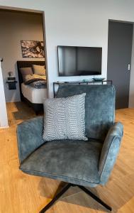 阿克雷里Arctic Loft Apartments的客厅里配有带枕头的绿椅