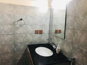 罕萨Green Guest House Altit Hunza的一间带水槽和镜子的浴室