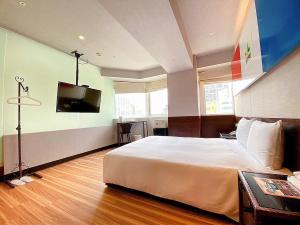 台北陆号行旅西门馆的配有一张床和一台平面电视的酒店客房