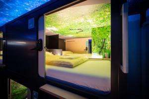 卢塞恩Capsule Hotel - theLAB的卧室设有一张床铺,透过窗户可欣赏到美景