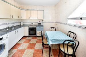 Fuente VaquerosCasa de Mar y Kanela 17 km Granada的厨房配有桌椅和水槽。