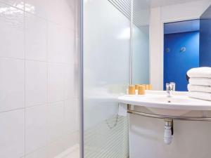 巴约讷巴约纳宜必思快捷酒店的白色的浴室设有水槽和淋浴。