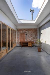 科特赖克Studio73, Guesthouse met sauna的一个带长凳和砖墙的庭院