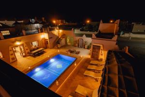 梅尔祖卡Hassilabiad Appart Hotel的享有游泳池的顶部景色