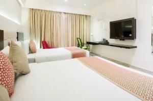 达文盖雷DVG Socials Retreat的酒店客房设有两张床和一台平面电视。