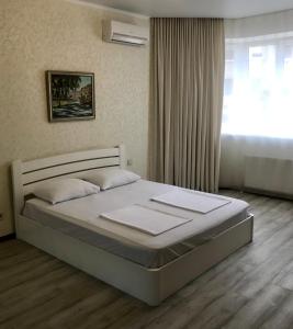 敖德萨Apartments & Vernissage on Kostandi的一间卧室,卧室内配有一张大床