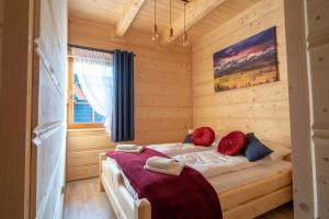 考斯赛力克Smrekowy Domek的小木屋内一间卧室,配有一张床