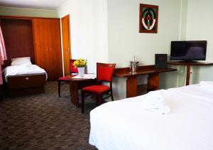 平衡旅途酒店客房内的一张或多张床位