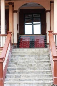 弗里敦Jennabwa Lodge and Restaurant的通往带窗户的建筑的楼梯