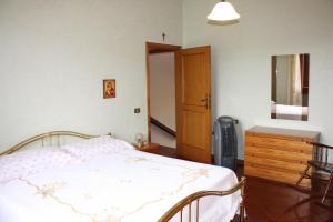 尼阿博勒皮耶韦Tuscan Dream Casa Vacanze的一间卧室配有床、梳妆台和门