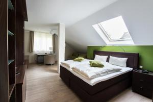卡塞尔赫库莱斯酒店的一间卧室配有一张带天窗的床