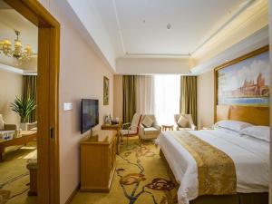 毕节维也纳酒店贵州毕节创美世纪城店的酒店客房设有一张大床和一间客厅。