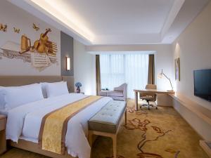 杭州维也纳国际酒店杭州东站店的酒店客房设有一张大床和一张书桌。