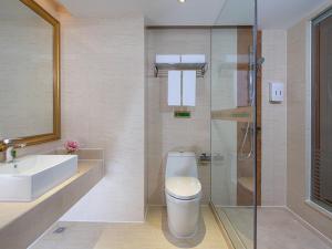 深圳维也纳国际酒店深圳草埔金稻田店的浴室配有卫生间、盥洗盆和淋浴。
