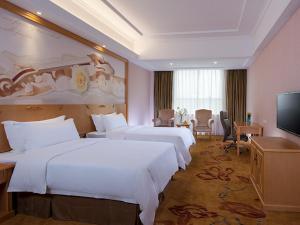 花都广州从化环市东路江埔店的酒店客房设有两张床和一台平面电视。