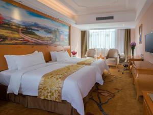 佛山维也纳酒店广东佛山陶瓷城店的酒店客房设有一张大床和一张大型绘画