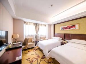 上海维也纳国际店上海浦东新区秀浦路店的酒店客房设有两张床和一台平面电视。