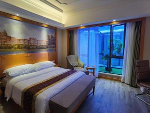 上海维也纳酒店上海杨浦五角场店的酒店客房设有一张床和一个大窗户