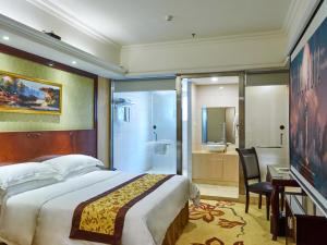 宝安维也纳酒店深圳沙井上南店的一间带大床的卧室和一间浴室