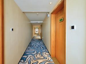 深圳维也纳智好酒店 (深圳中英街店)的走廊上铺有地毯。