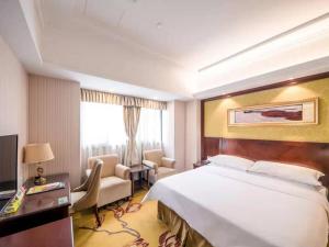 上海维也纳国际店上海浦东新区秀浦路店的酒店客房设有一张大床和一台电视。