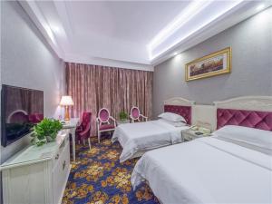 临桂县维也纳酒店- 桂林市府店的酒店客房设有两张床和电视。