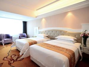 桂林维也纳酒店广西桂林站店的一间酒店客房,房间内设有两张床