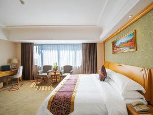 桂林维也纳酒店桂林万福广场店的酒店客房设有一张大床和一张书桌。