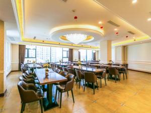 嘉定维也纳酒店上海虹桥国展中心万达店的大型用餐室配有桌椅