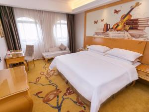 广州维也纳酒店广州北京路店的卧室配有一张白色大床