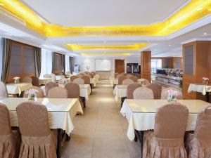 长沙维也纳国际酒店长沙树木岭城铁站店的餐厅内带桌椅的用餐室