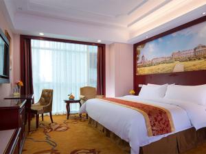 深圳维也纳酒店深圳会展中心二店的一间酒店客房,设有一张大床和一个大窗户