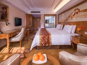 Fenghuangwei维也纳国际酒店 (深圳福永会展中心店)的酒店客房设有一张大床和一张书桌。