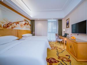 武汉维也纳酒店 (武汉兴业路石桥地铁站店)的酒店客房配有一张床、一张书桌和一台电视。