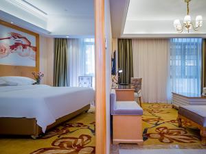武汉维也纳酒店 (武汉兴业路石桥地铁站店)的酒店客房设有一张大床和一间客厅。