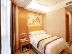 深圳维也纳酒店深圳东门老街店的酒店客房设有床和窗户。