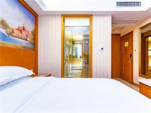 维也纳酒店贵州毕节创美世纪城店客房内的一张或多张床位