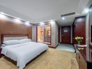 昆明维也纳智好酒店昆明彩云北路新亚洲店的一间大卧室,配有一张大床和一间浴室