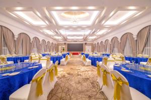 上海维也纳国际店上海浦东新区秀浦路店的宴会厅配有蓝色和白色的桌椅