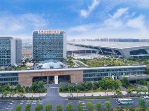 杭州维也纳国际酒店杭州东站店的享有带停车场的大型建筑的空中景致